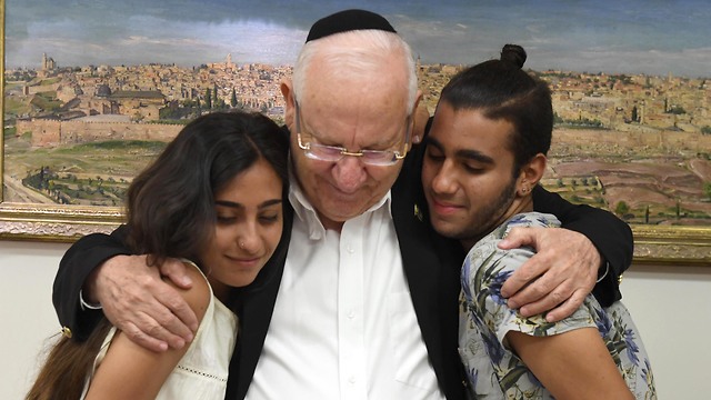 Президент Израиля Реувен Ривлин с братом и сестрой Яира Халвали. Фото: Марк Найман, ЛААМ