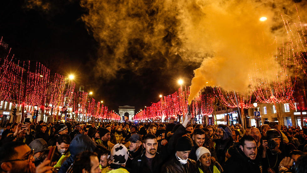 השאנז אליזה בפריז בימים שוקעים יותר (צילום: AFP)