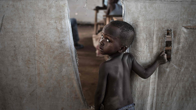 ילדים מציירים ב מחנה עקורים הרפובליקה המרכז אפריקנית (צילום: AFP)