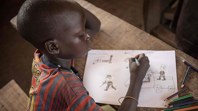 ילדים מציירים ב מחנה עקורים הרפובליקה המרכז אפריקנית (צילום: AFP)