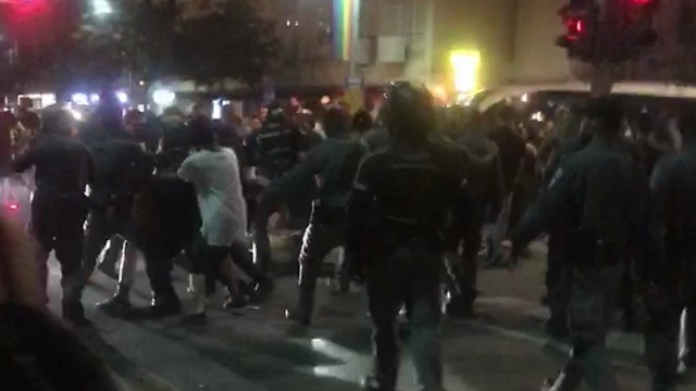 העימותים בין השוטרים למפגינים בכיכר רבין, במחאה על ביטול פסטיבל דוף ()