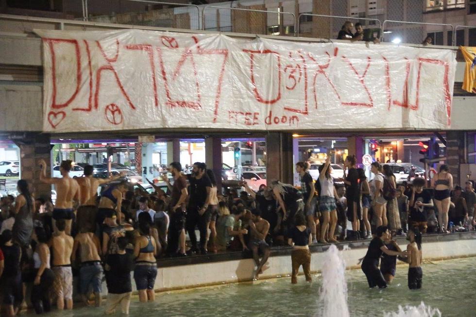Демонстрация протеста в Тель-Авиве против отмены фестиваля DOOF. Фото: Моти Кимхи