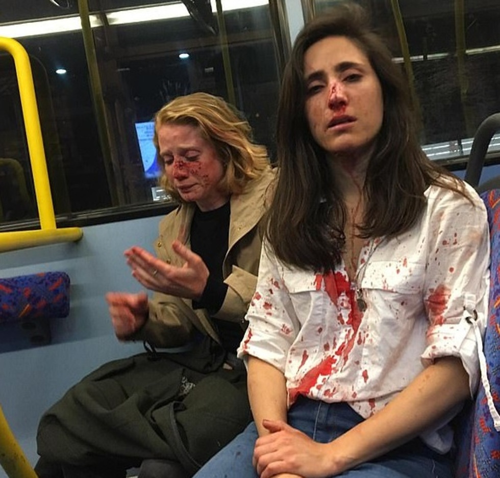 מלניה (ימין) וחברתה כריס לאחר שהותקפו ונשדדו באוטובוס בלונדון (צילום: מתוך עמוד הפייסבוק של מלניה גיימונט)
