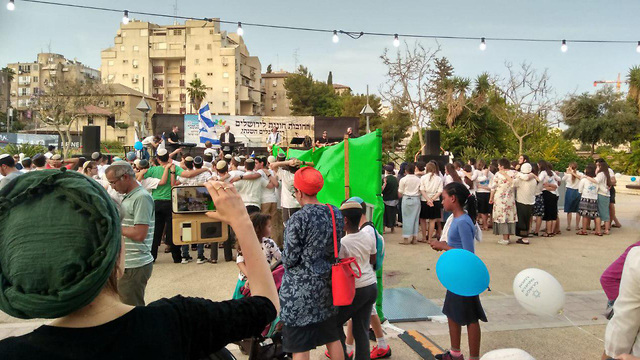 הפרדה בין גברים לנשים באירוע ריקוד דגלים  ברחובות לציון יום ירושלים ()