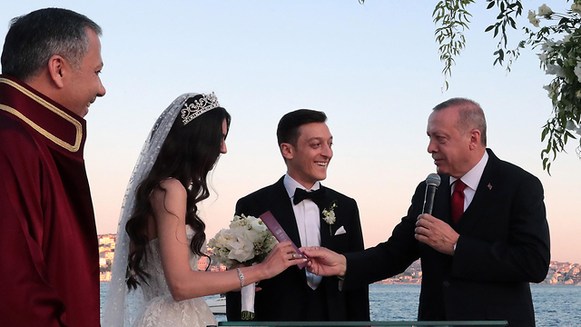 ארדואן אוזיל חתונה גרמניה טורקיה (צילום: EPA)