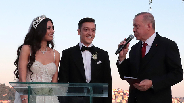 ארדואן אוזיל חתונה גרמניה טורקיה (צילום: EPA)