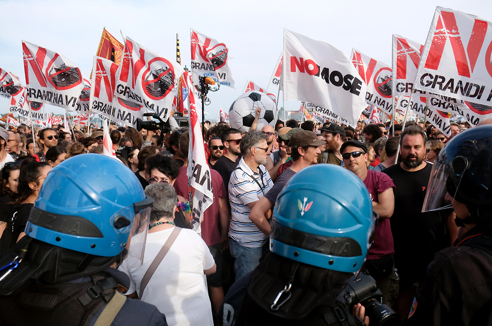 אלפים מפגינים בוונציה נגד שייט ספינות שהורסות את הלגונות באזור (צילום: רויטרס)