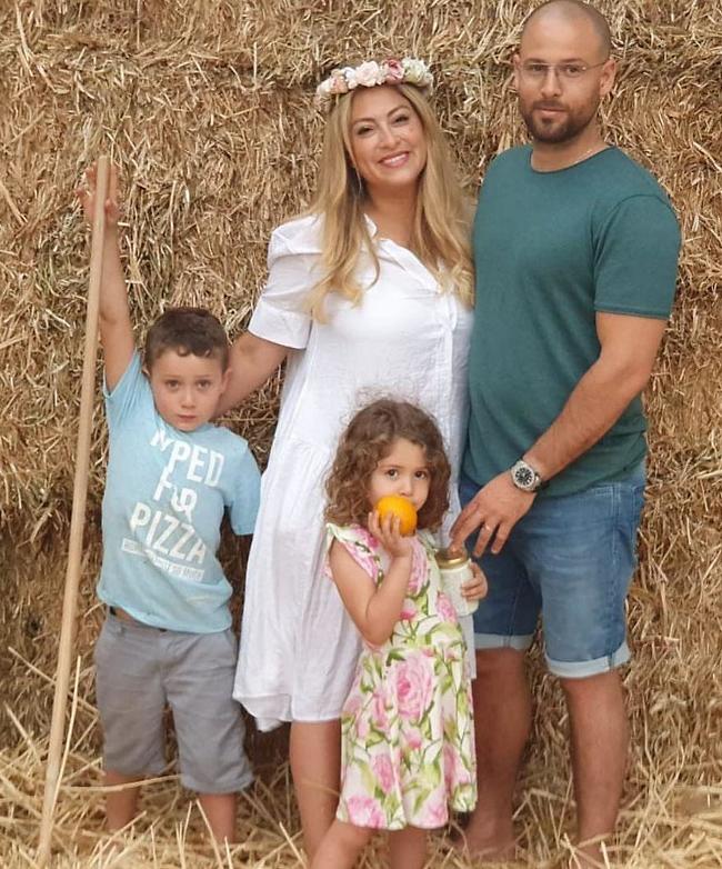 ליהיא גרינר והמשפחה טובעים בחציר ליהיא גרינר והמשפחה טובעים בחציר