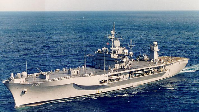 אוניית הפיקוד האמריקנית מאונט וויטני (מתוך ויקיפדיה)