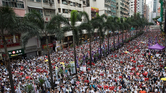 הונג קונג: מאות אלפים מפגינים נגד חוק שיאפשר הסגרת מבוקשים לסין (צילום: EPA)
