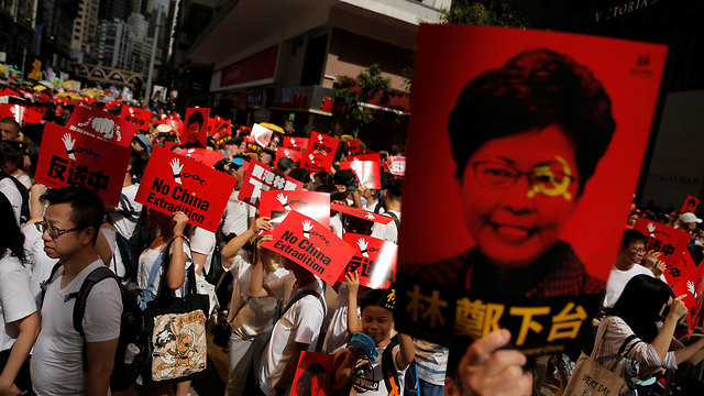 הונג קונג: מאות אלפים מפגינים נגד חוק שיאפשר הסגרת מבוקשים לסין (צילום: רויטרס)