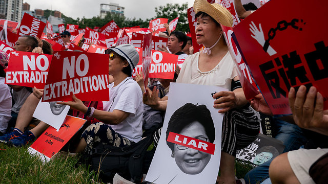 הונג קונג: מאות אלפים מפגינים נגד חוק שיאפשר הסגרת מבוקשים לסין (צילום: Gettyimages)