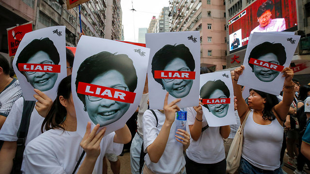 הונג קונג: מאות אלפים מפגינים נגד חוק שיאפשר הסגרת מבוקשים לסין (צילום: AP)