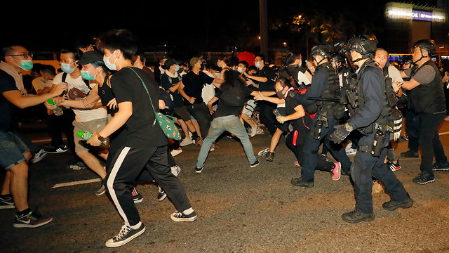 הונג קונג: מאות אלפים מפגינים נגד חוק שיאפשר הסגרת מבוקשים לסין (צילום: AP)