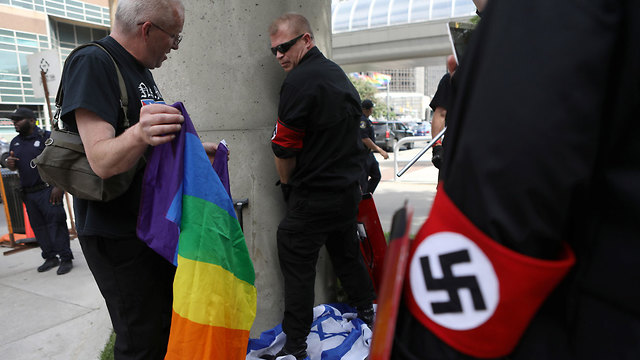 דטרויט מישיגן ארצות הברית מצעד גאווה ניאו נאצים גזענות היטלר צלב קרס קהילה ה גאה להט