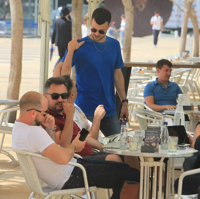 אחוות גברים (צילום: מוטי לבטון) אחוות גברים (צילום: מוטי לבטון)