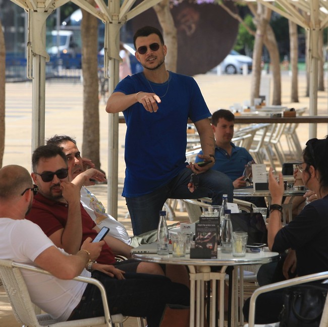 "סגור את המצלמה!" אילן פלד כבר לא מתרגש (צילום: מוטי לבטון) "סגור את המצלמה!" אילן פלד כבר לא מתרגש (צילום: מוטי לבטון)
