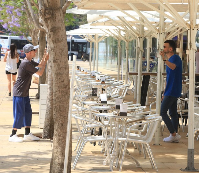 השנה 2019 ולבחור יש מצלמה ביד (צילום: מוטי לבטון) השנה 2019 ולבחור יש מצלמה ביד (צילום: מוטי לבטון)