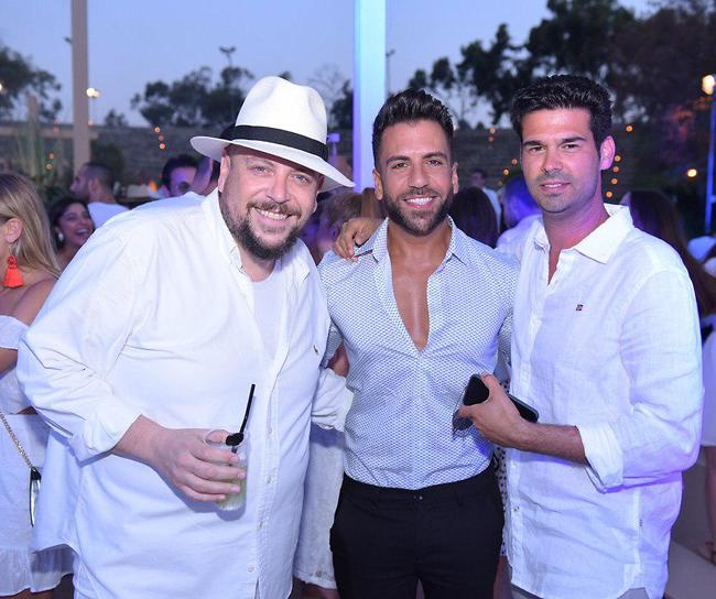 חגיגיים. צחי קומה עם חתני השמחה: זאביק דרור וטל שרף (צילום: רפי דלויה) חגיגיים. צחי קומה עם חתני השמחה: זאביק דרור וטל שרף (צילום: רפי דלויה)