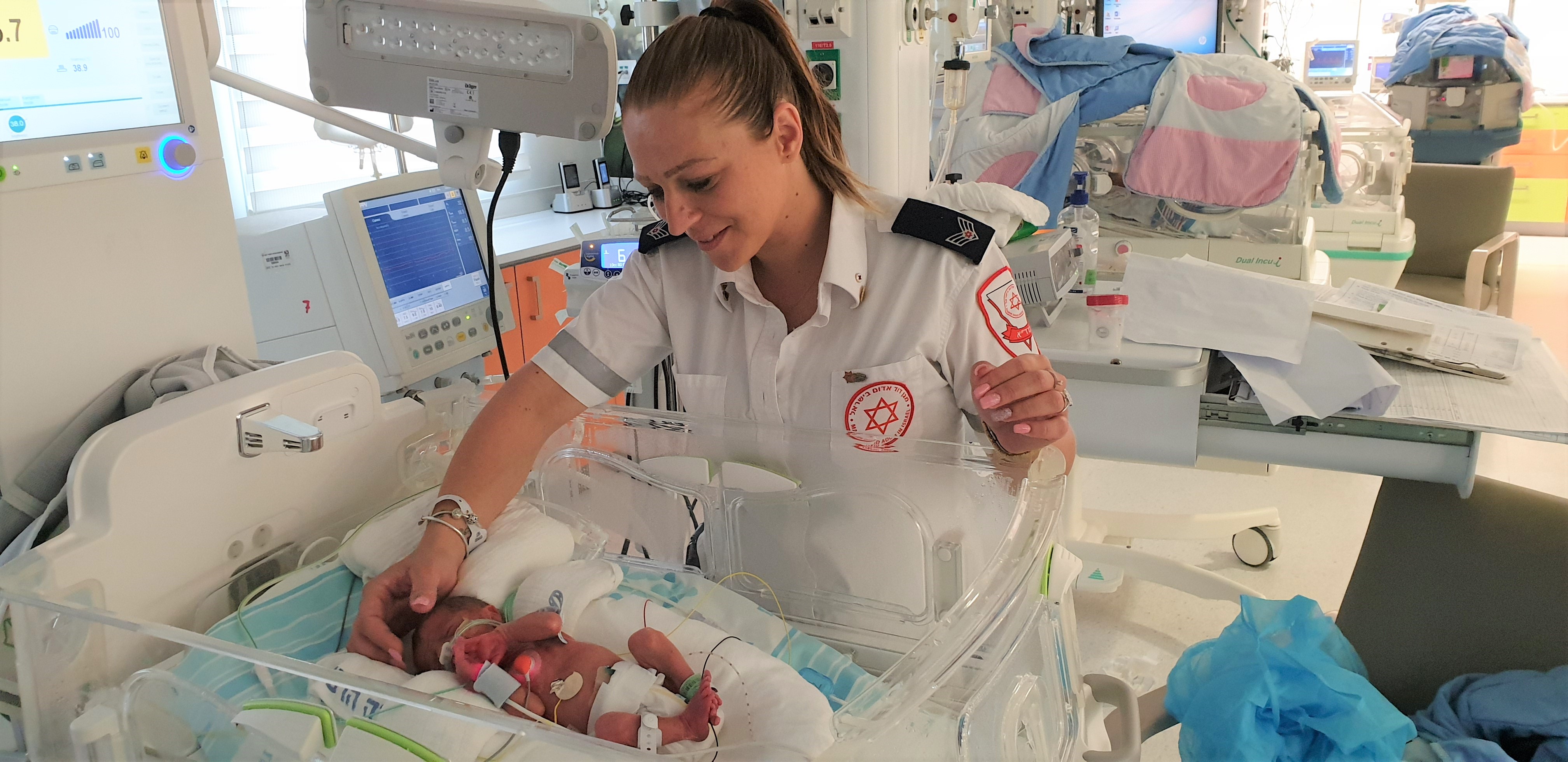 Лита Берзон рядом с новорожденным сыном. Фото: пресс-служба МАДА