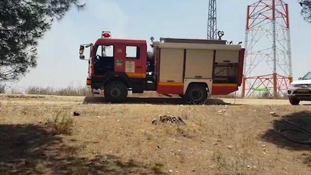 Пожарная машина у леса Симхони в Негеве