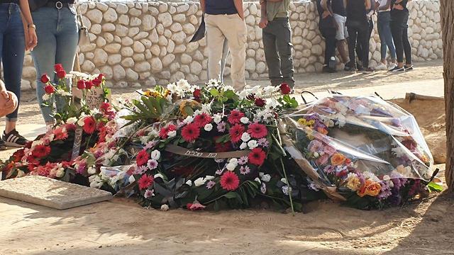 קברו של מאי חי פרץ בבית העלמין אשלים (צילום: בראל אפרים )