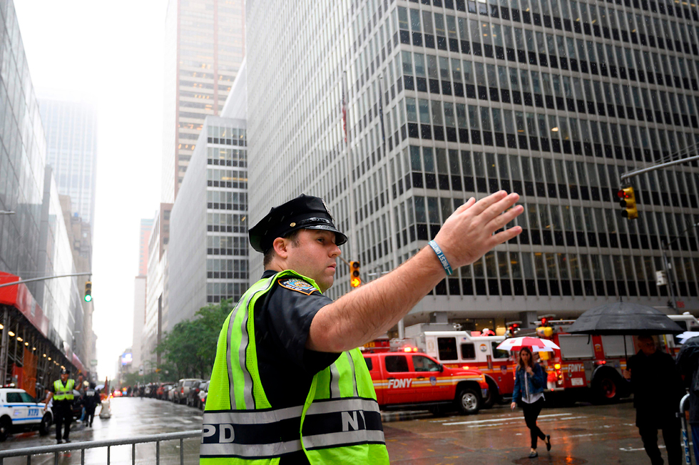 מסוק התרסק על בניין במנהטן (צילום: AFP)