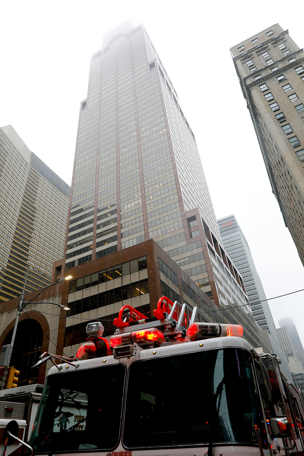 מסוק התרסק על בניין במנהטן (צילום: AP)