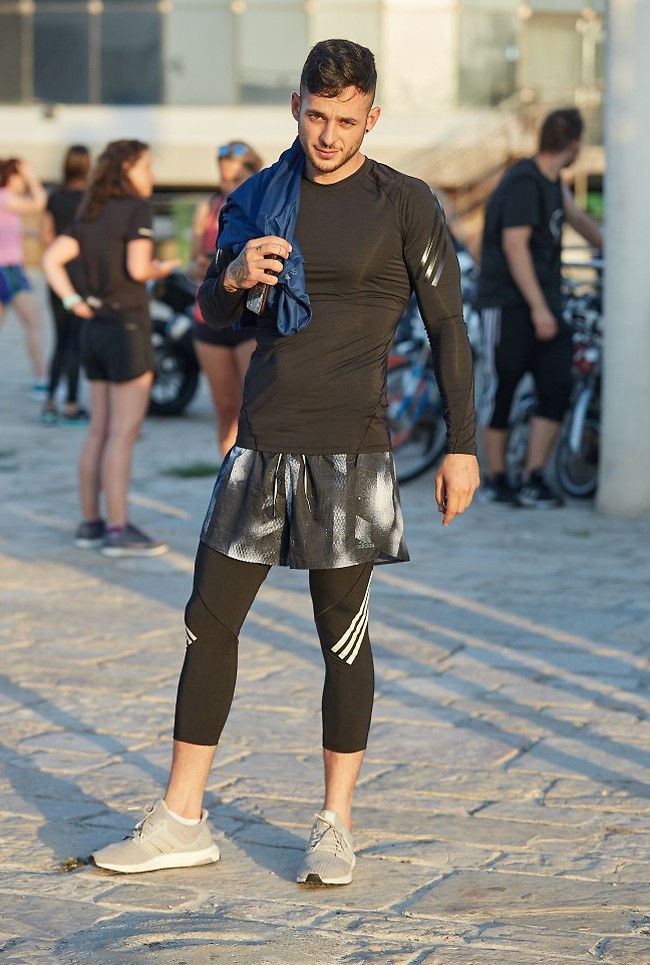 מה פשר הבגדים? ישראל אוגלבו (צילום: שוקה כהן) מה פשר הבגדים? ישראל אוגלבו (צילום: שוקה כהן)