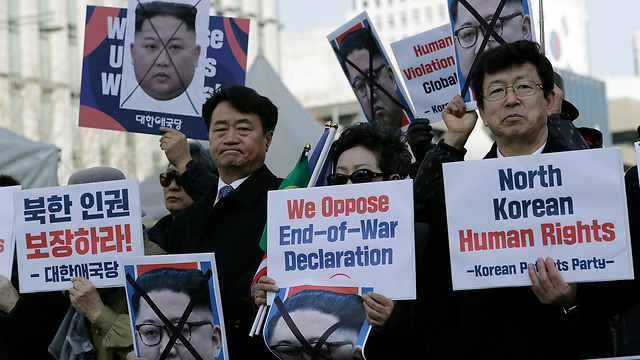 עריקים מ צפון קוריאה מפגינים ליד שגרירות ארה