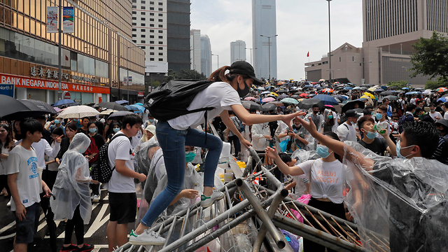 הפגנות הפגנה מחאה הונג קונג נגד חוק ההסגרה הסגרה ל סין (צילום: AP)