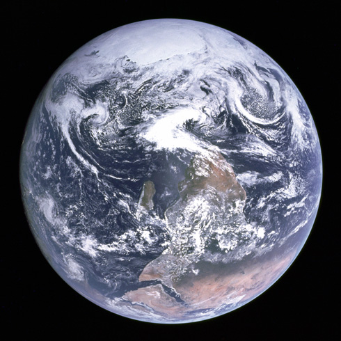 צילום ''הגולה הכחולה'' המפורסם מ-1972. במקור הקוטב הצפוני הופיע למטה, אך התמונה סובבה כדי להתאים לתפיסה המקובלת, לפני שהופצה (צילום: NASA)