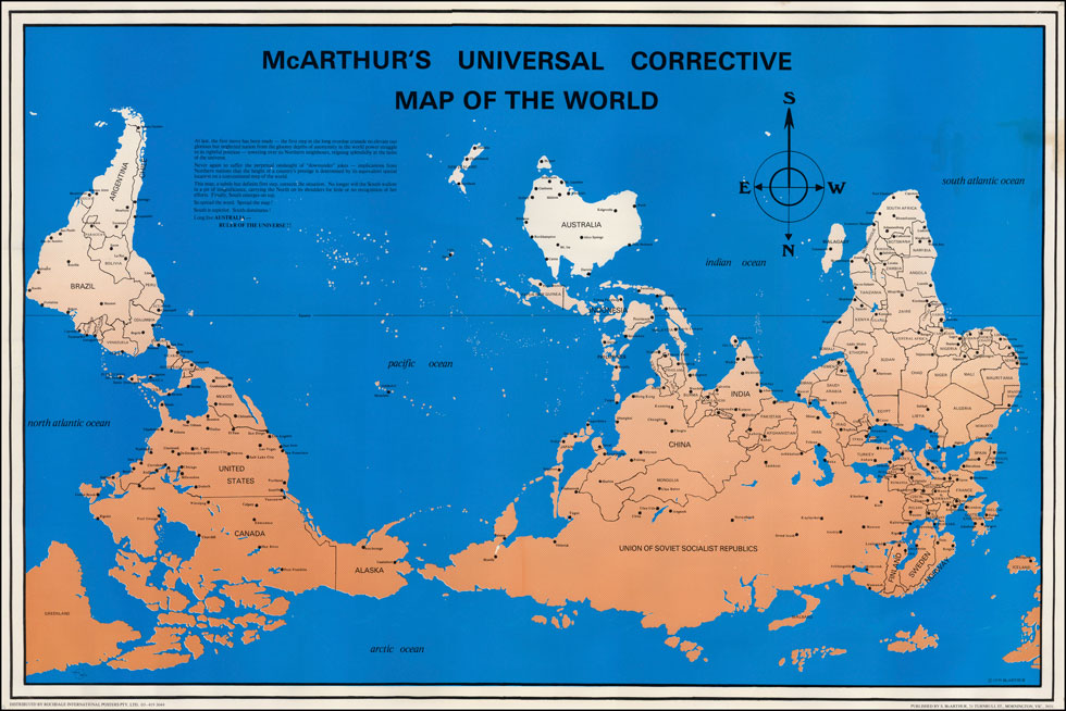 לסטיוארט מקארתור האוסטרלי נמאס לשמוע מחבריו הבריטים והאמריקאים שאוסטרליה ממוקמת ''בצדו ההפוך של העולם''. ב-1979 עיצב מפה שמציבה את אוסטרליה במרכז העולם, ואף חיזק את המסר בעזרת שינוי הדרגתי של צבע היבשות, מלמעלה למטה (מפה: מתוך Stuart McArthur)
