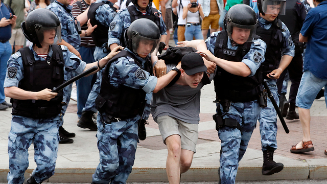 רוסיה מוסקבה הפגנות הפגנה מחאה איוון גולונוב עצורים מעצר שוטרים (צילום: EPA)