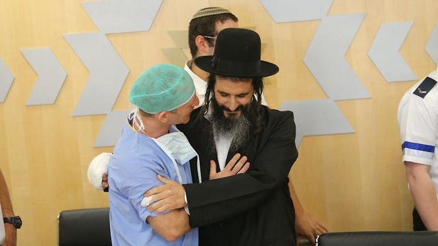 גבריאל לביא שוחרר מבית החולים לאחר שנפצע בפיגוע בירושלים (צילום: אלכס קולמויסקי)