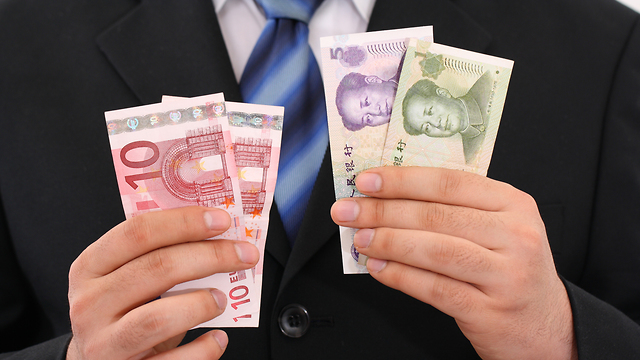 איש מחזיק כסף סיני (צילום: Shutterstock)