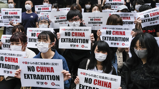 סטודנטים ב אוניברסיטת מייג'י ב טוקיו יפן במחאת הזדהות עם ה מפגינים ב הונג קונג (צילום: gettyimages)