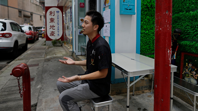 קלווין צ'ונג השבית את המסעדה ויצא להפגין הונג קונג (צילום: AP)