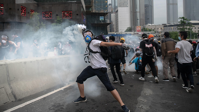 הפגנה מפגינים מחאה הונג קונג נגד חוק ההסגרה לסין (צילום: gettyimages)