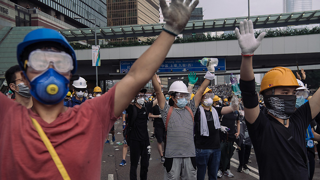 הפגנה מפגינים מחאה הונג קונג נגד חוק ההסגרה לסין (צילום: gettyimages)
