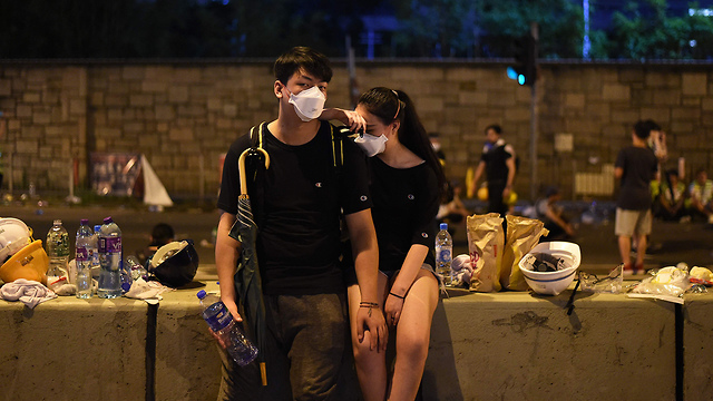 הפגנה מפגינים מחאה הונג קונג נגד חוק ההסגרה לסין (צילום: AFP)