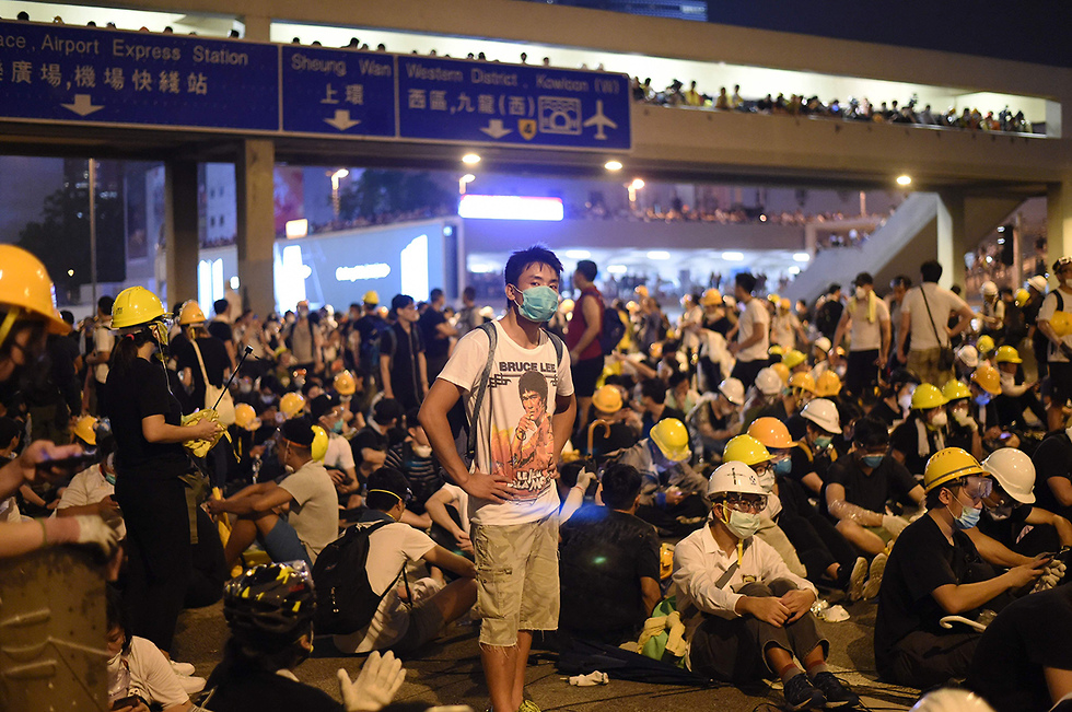 הפגנה מפגינים מחאה הונג קונג נגד חוק ההסגרה לסין (צילום: AFP)