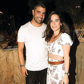 ראשון בערב, חוות רונית. איש יחסי הציבור זאביק דרור והמפיק טל שרף חוגגים יומולדת וכל העולם מתייצב. משה פרץ מגיע עם אשתו ירדן, ולא רק מצטלם, אלא גם מעמיד דוכן עם הגלידות שלו, ומתקלט. ראשון בערב, חוות רונית. איש יחסי הציבור זאביק דרור והמפיק טל שרף חוגגים יומולדת וכל העולם מתייצב. משה פרץ מגיע עם אשתו ירדן, ולא רק מצטלם, אלא גם מעמיד דוכן עם הגלידות שלו, ומתקלט.