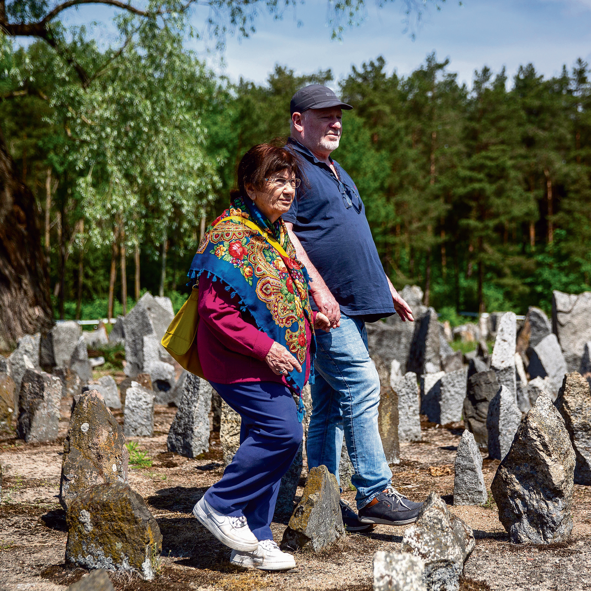 גלעד ואמו  באנדרטה בטרבלינקה.  "'אלפי אנשים בכו במקום הזה, ומגיע לסבא שלי שגם אני אבכה עליו" | צילומים: אוהד צויגנברג