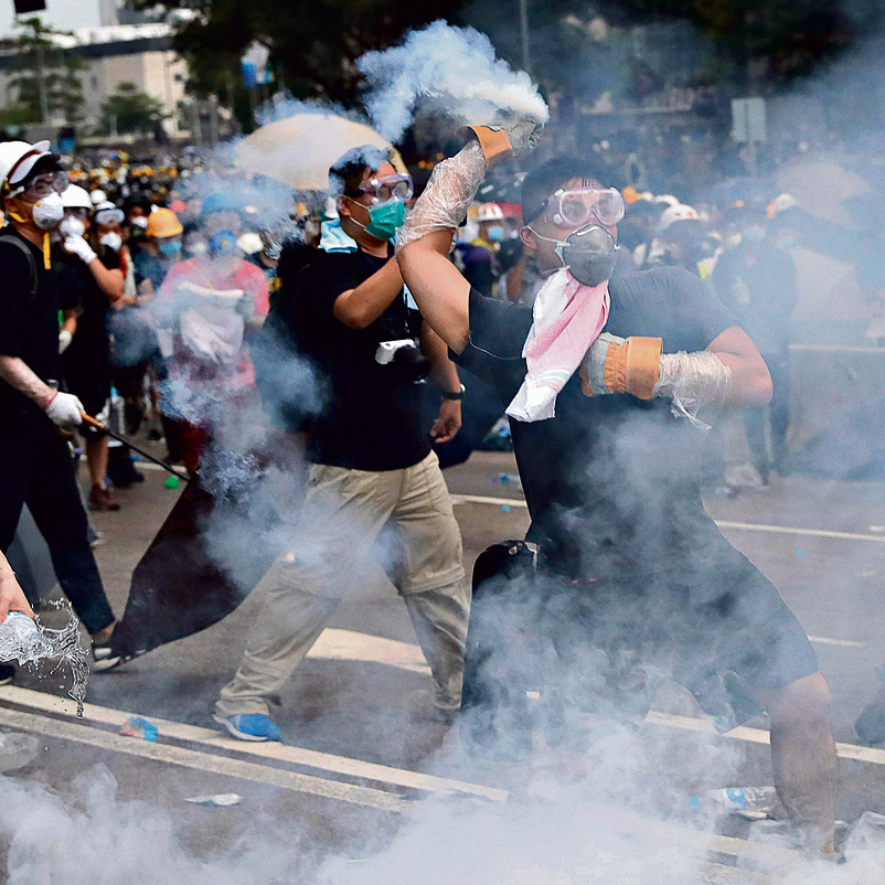 תמרות עשן. אלפים מתושבי הונג קונג אינם נרתעים מהאמצעים לפיזור הפגנות