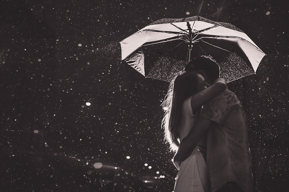 זוג מאוהב על רקע שחור לבן (צילום: Shutterstock)