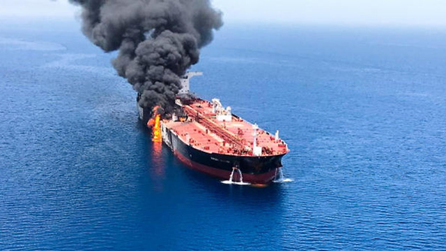 איראן מפרץ עומאן מכליות נפט מכלית נורבגית התקפה פיצוץ עולה באש (צילום: EPA)