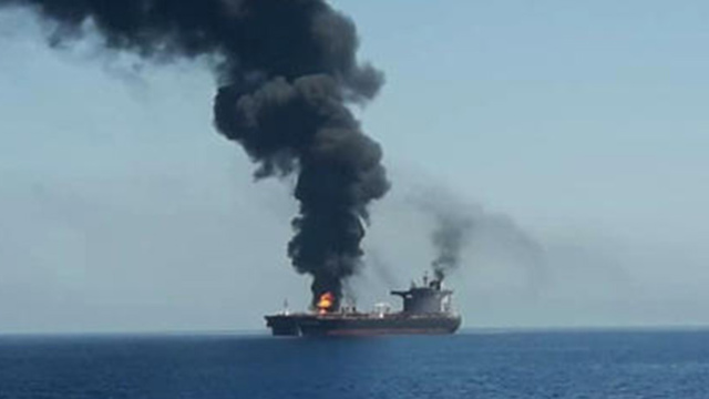 איראן מפרץ עומאן מכליות נפט מכלית נורבגית התקפה פיצוץ עולה באש (צילום: AFP / IRIB TV)
