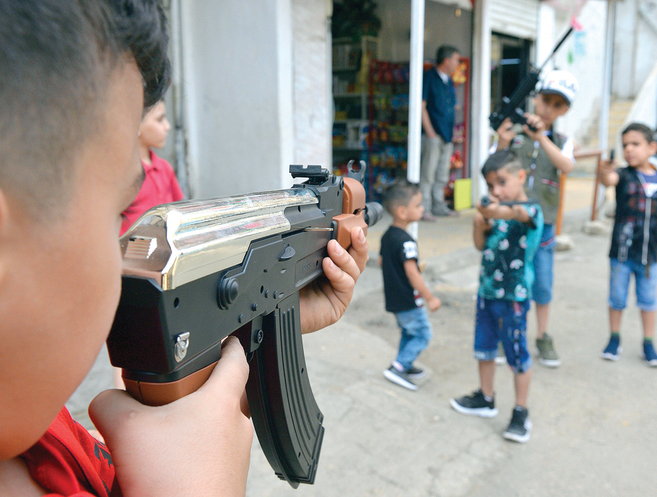 ילדים בסמטאות יורים אחד בשני עם רובים מפלסטיק. משחקים "כאילו הם בעזה"