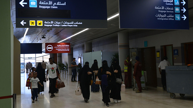 נמל התעופה אבהה בסעודיה שנפגע מטיל שיוט ששיגרו המורדים החות'ים בתימן (צילום: AFP)